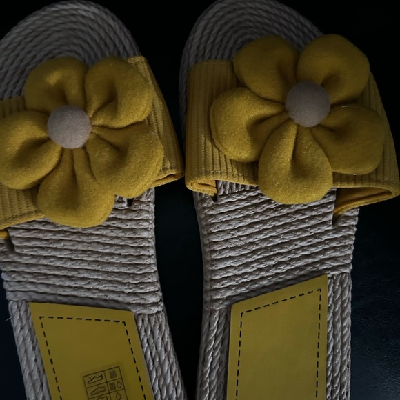 Fashion Nova Sunflower sandals, size 9, new - Picture 6 of 9